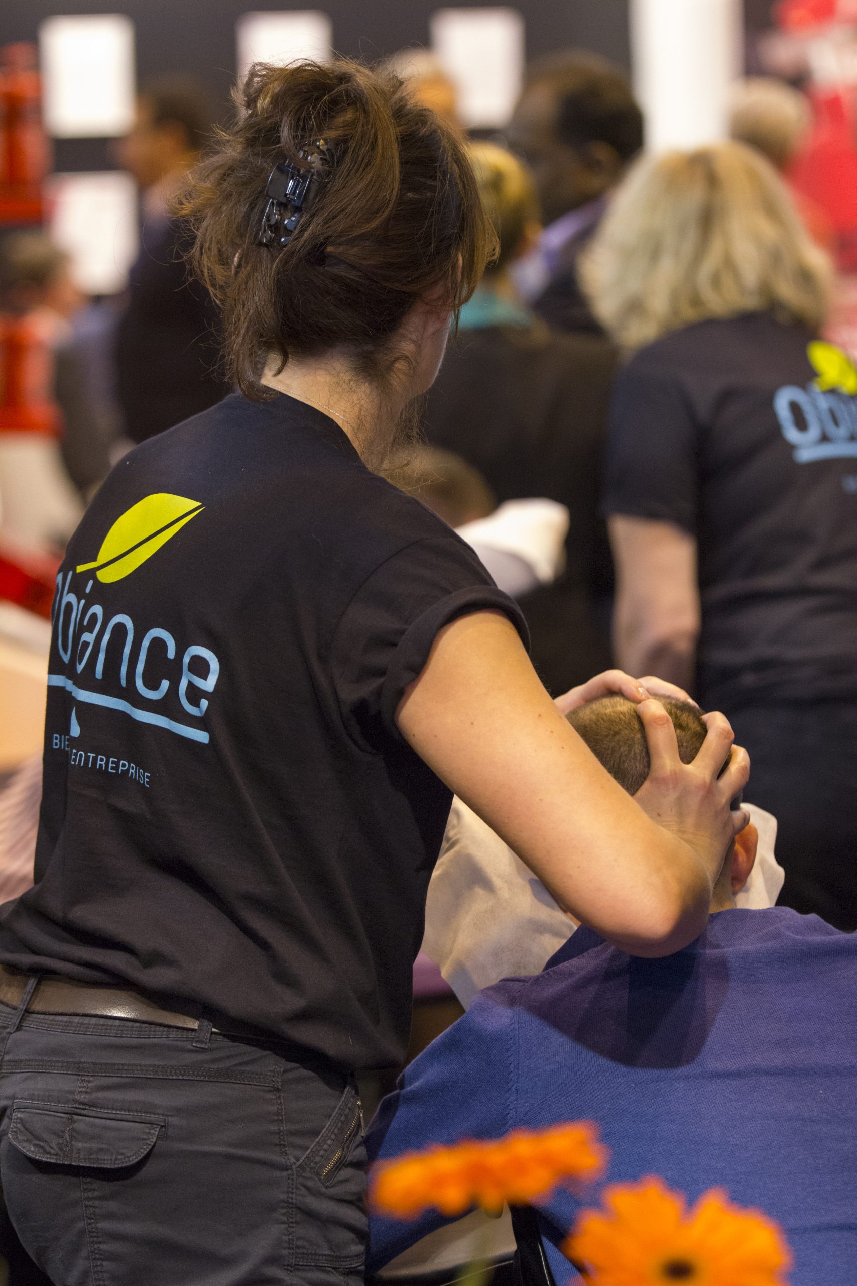 La photo d'une femme pratiquant un massage assis.